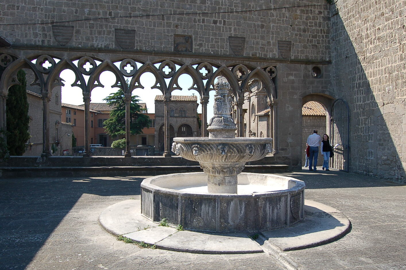 Viterbo / Palácio Papal e a fonte de Loggia - Viterbo | Secret World Trip Planner