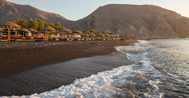Paralia Perissa: un capolavoro vulcanico di sabbia nera a Santorini - Paralia Perissa | Secret World Trip Planner
