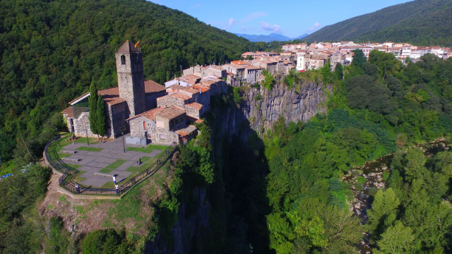 Castellfollit de la Roca - Un village à la limite du temps - Girona | Secret World Trip Planner