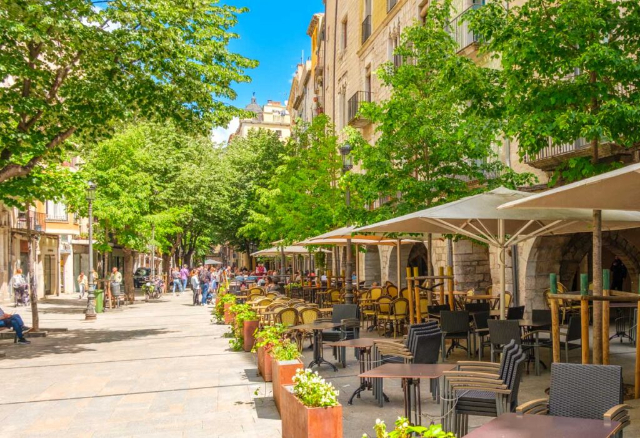 La Rambla de la Llibertat - Le cœur battant de Gérone sous les arches - Girona | Secret World Trip Planner
