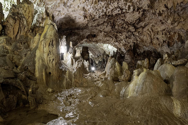 Grotte del Cavallone. Les plus hautes grottes d'Europe accessibles aux touristes - Via Gravara | Secret World Trip Planner