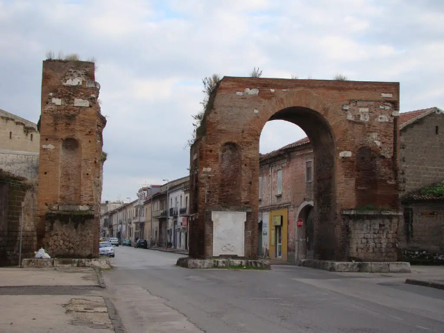 L'arc d'Hadrien - Santa Maria Capua Vetere | Secret World Trip Planner