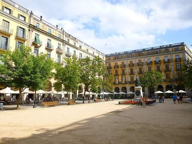 Plaça de la Independència - L'elegante cuore pulsante urbano di Girona - Girona | Secret World Trip Planner