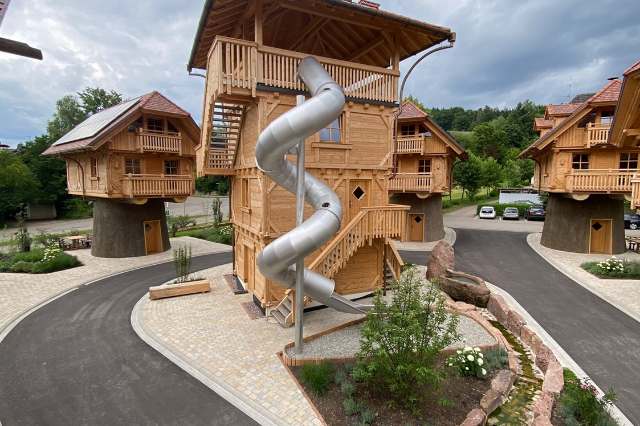 Schwarzwalder Hof è il villaggio delle case sull'albero. - Freiburg im Breisgau | Secret World Trip Planner