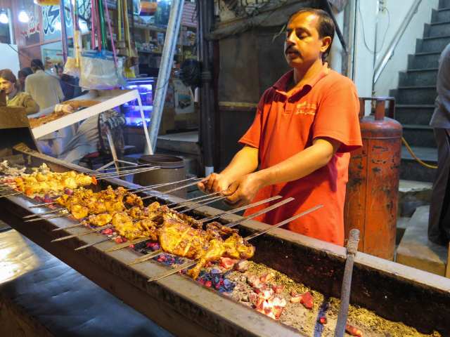 拉合尔美食街位于堡垒路和罗什奈门之间的城墙内。 - Lahore | Secret World Trip Planner