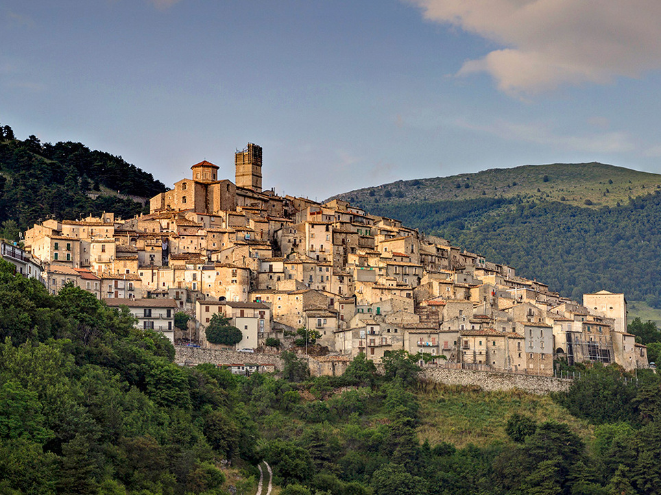 Catel del Monte: Das Dorf, das zwischen den Gipfeln von Gran Sasso - Castel del Monte | Secret World Trip Planner