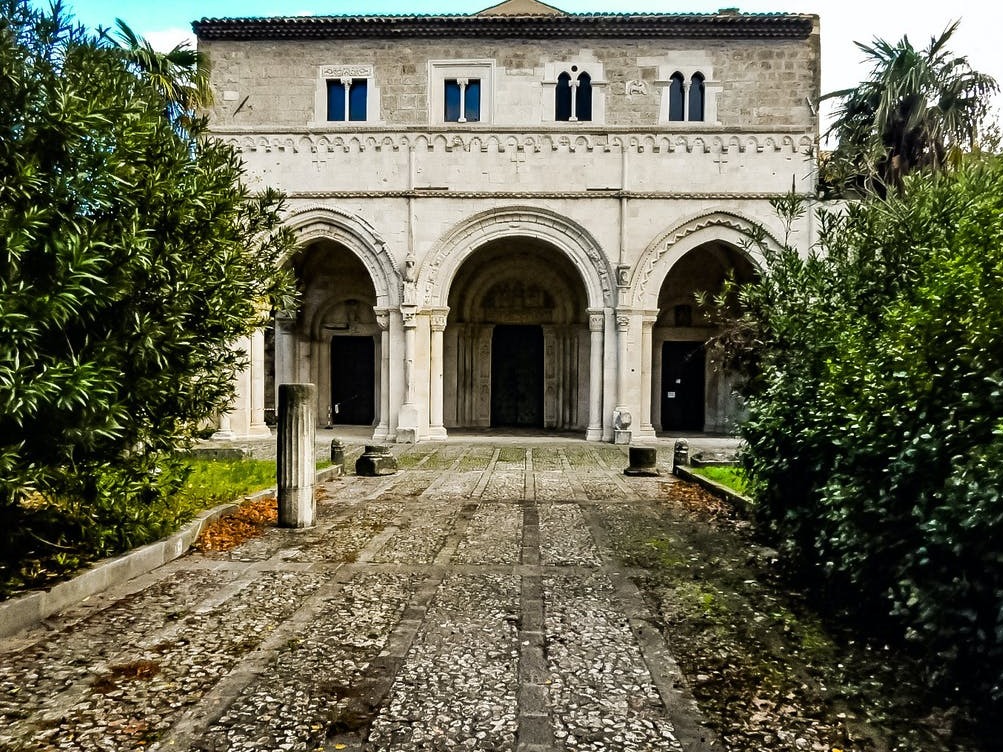 Abruzzen | Abtei San Clemente in Casauria - San Clemente | Secret World Trip Planner
