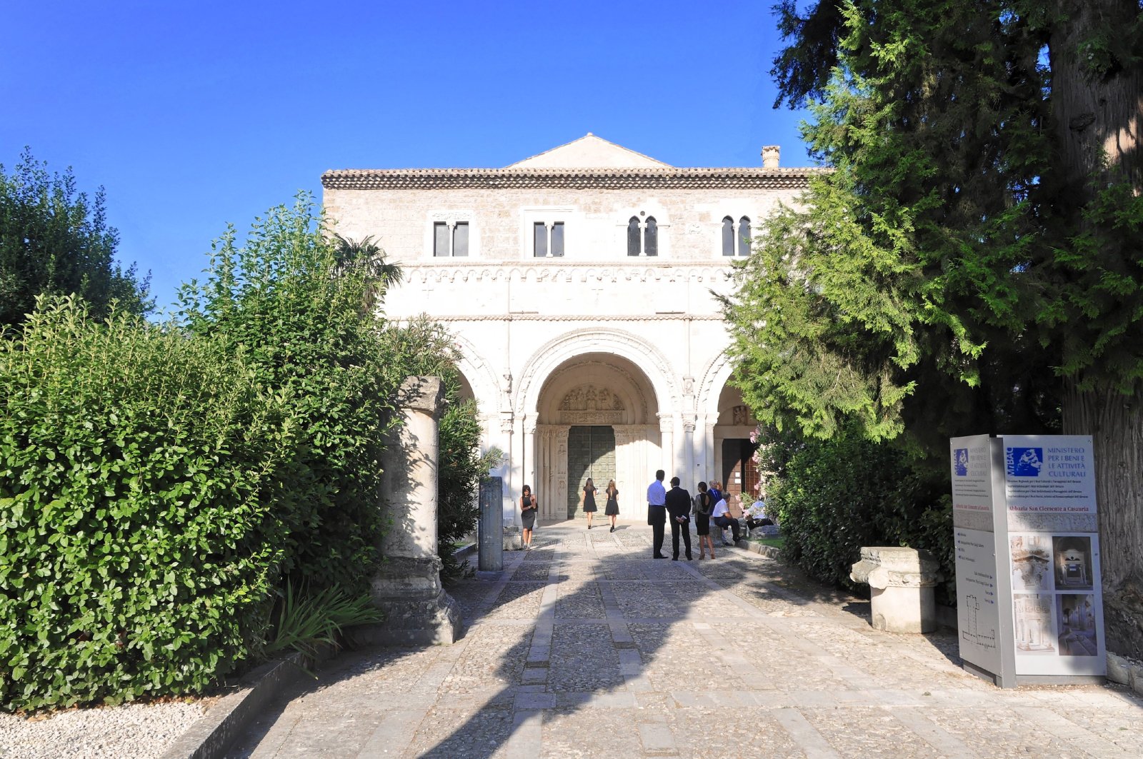 Abruzzen | Abtei San Clemente in Casauria - San Clemente | Secret World Trip Planner
