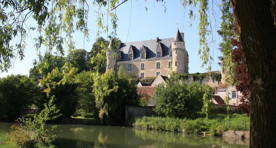 Montrésor, un villaggio fiabesco sulla riva di un fiume... — Montrésor