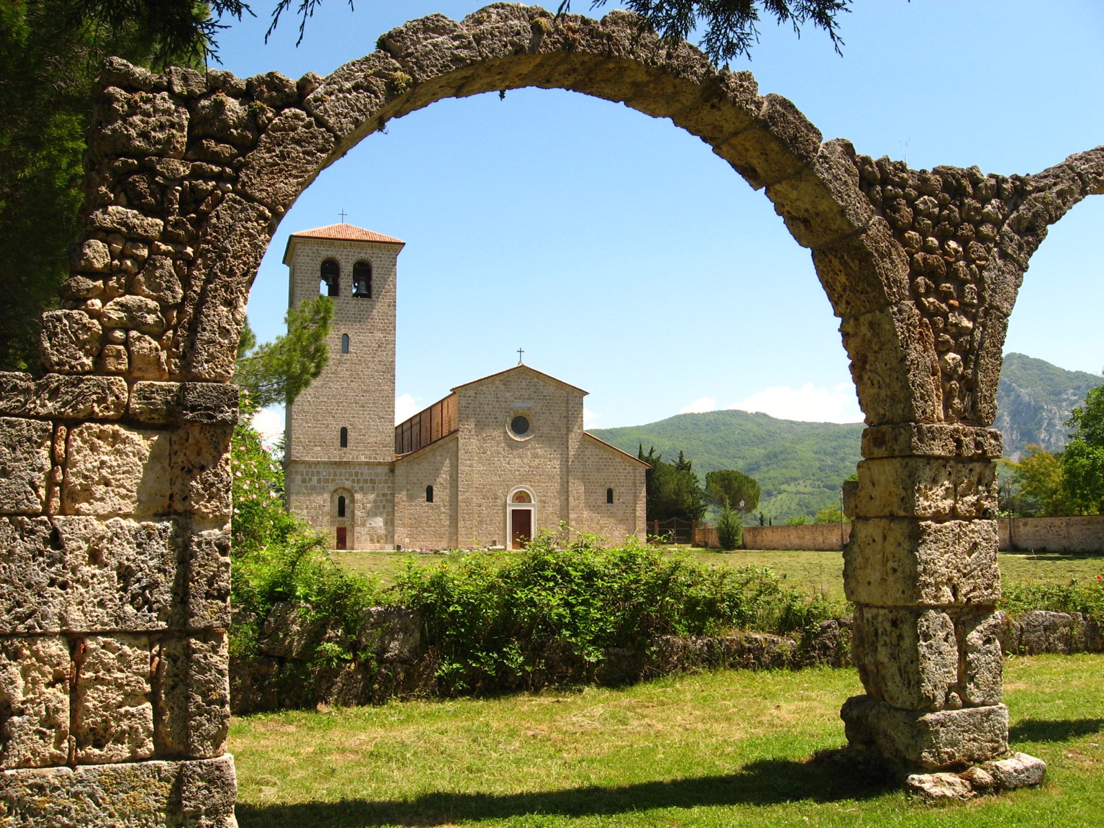Abdij van San Vincenzo al Volturno - Cerro al Volturno IS | Secret World Trip Planner