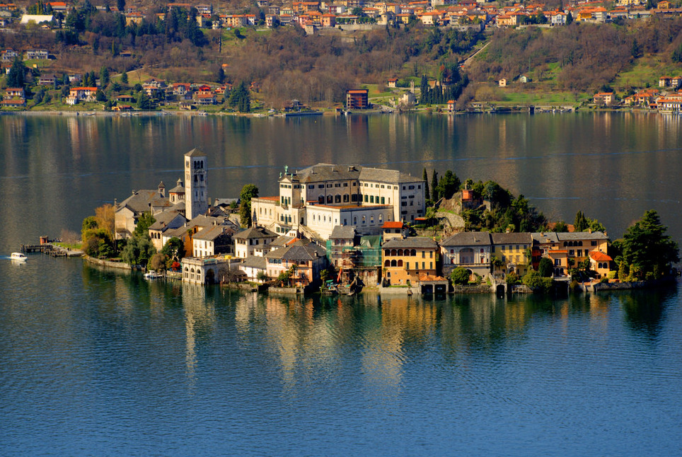 オルタ-サン-ジュリオの狭い通りの中で - Orta San Giulio | Secret World Trip Planner