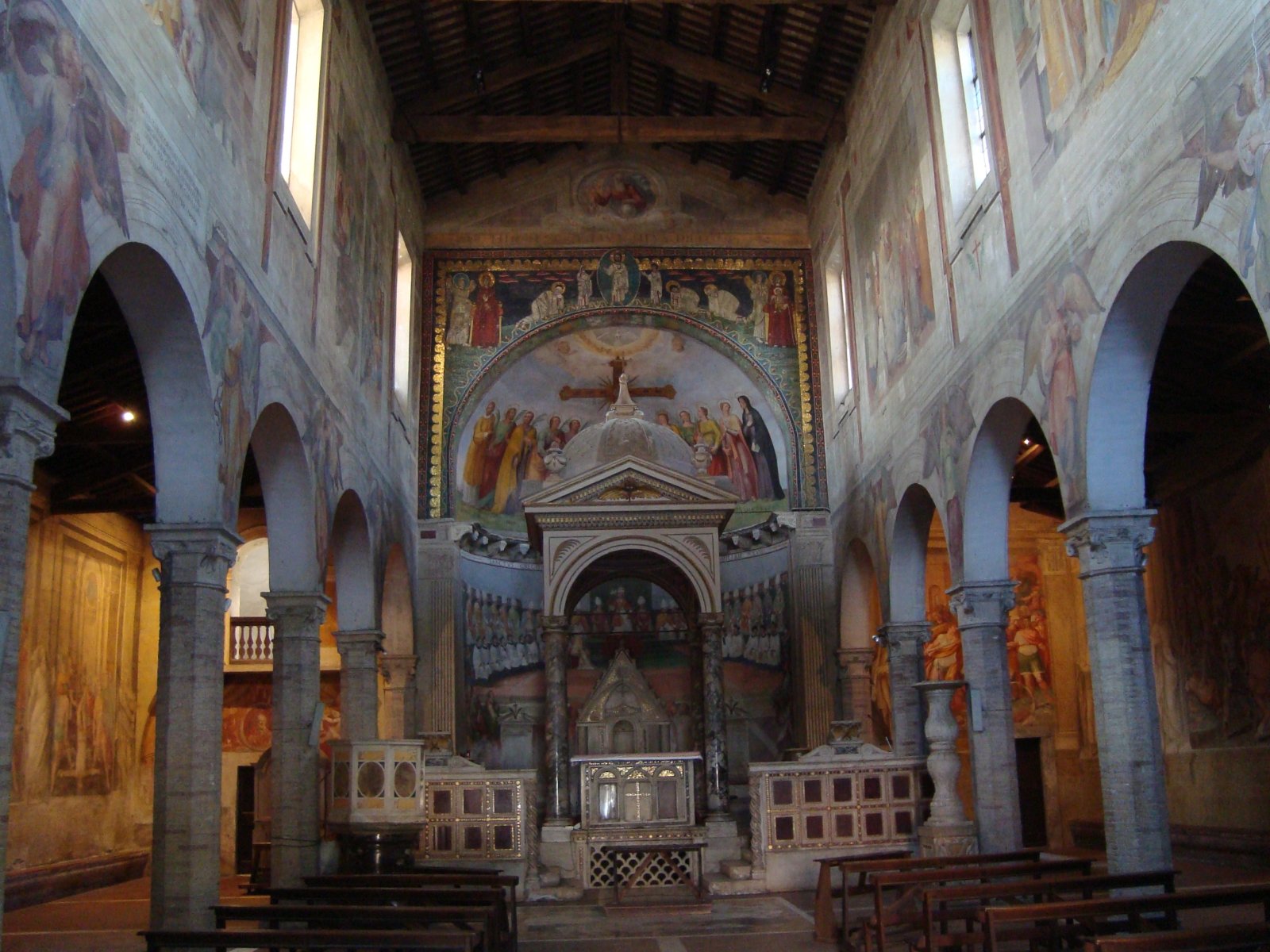 Die Basilika der Heiligen Nereus und Achilles - Roma | Secret World Trip Planner