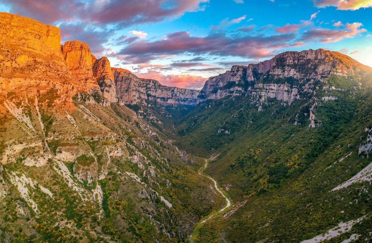 O desfiladeiro de Vikos é um verdadeiro monumento natural. — Monodendri