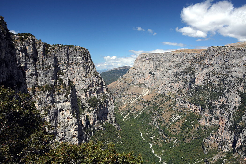 O desfiladeiro de Vikos é um verdadeiro monumento natural. - Monodendri | Secret World Trip Planner