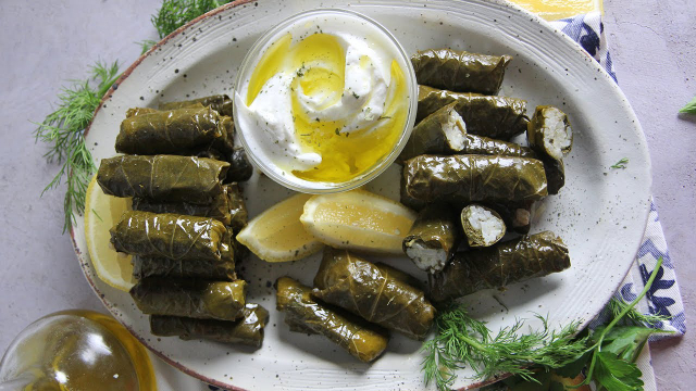 Griechische Dolmades - Gefüllte Weinrebenblätter - Athina | Secret World Trip Planner