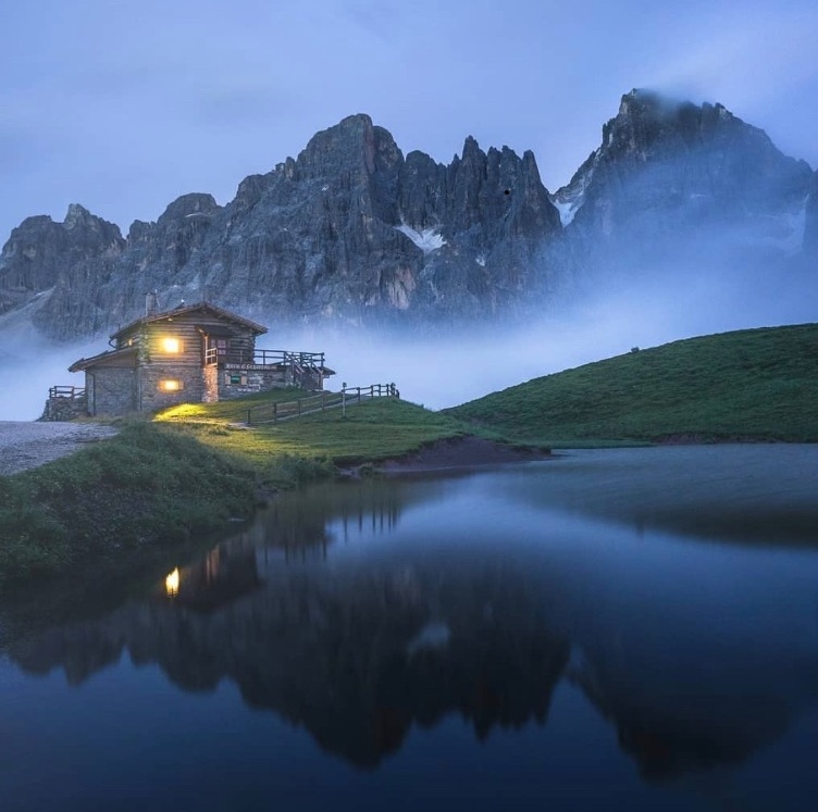Расположенный среди высокогорных лугов: Хижина Segantini - Passo Rolle | Secret World Trip Planner