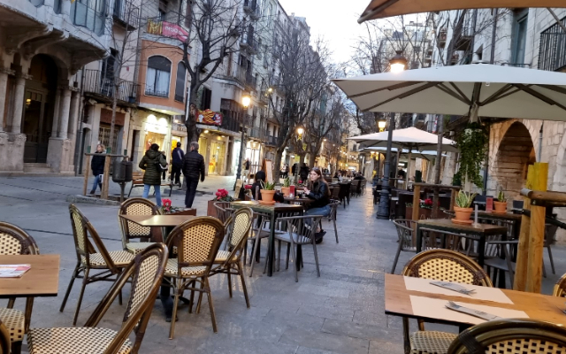 Рамбла де ла Ллибертат - бьющееся сердце Жироны под арками - Girona | Secret World Trip Planner