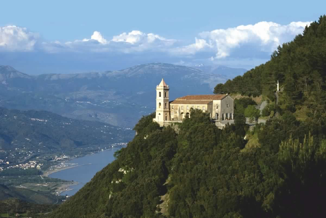 皮特拉桑塔的圣母玛利亚圣殿 - San Giovanni A Piro | Secret World Trip Planner