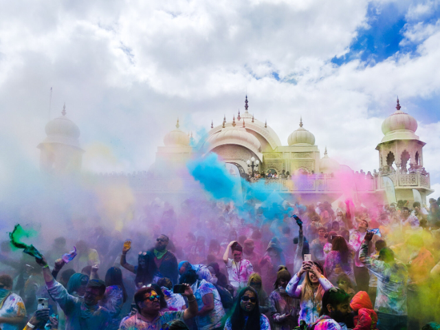 春色:犹他州斯里拉达克里希纳寺的 Holi 狂欢节 - Spanish Fork | Secret World Trip Planner