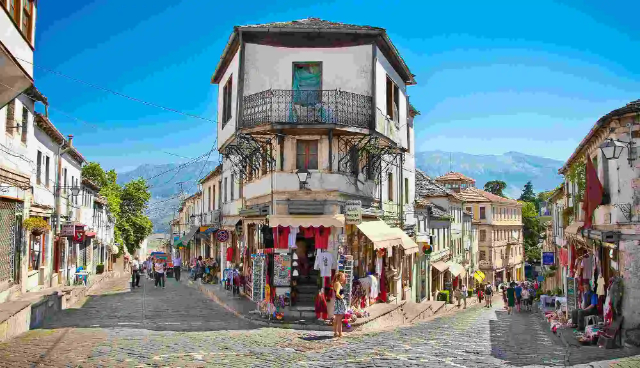 La pittoresca città di Gjirokastra - Gjirokastër County | Secret World Trip Planner