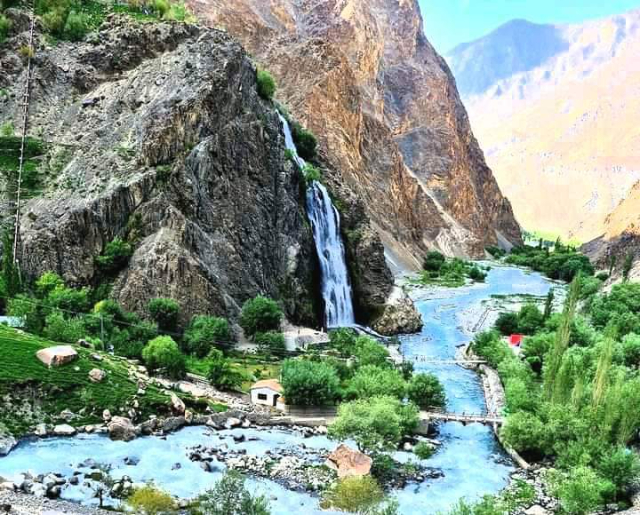 Cascada de Manthokha - Akhonpa Waterfall | Secret World Trip Planner