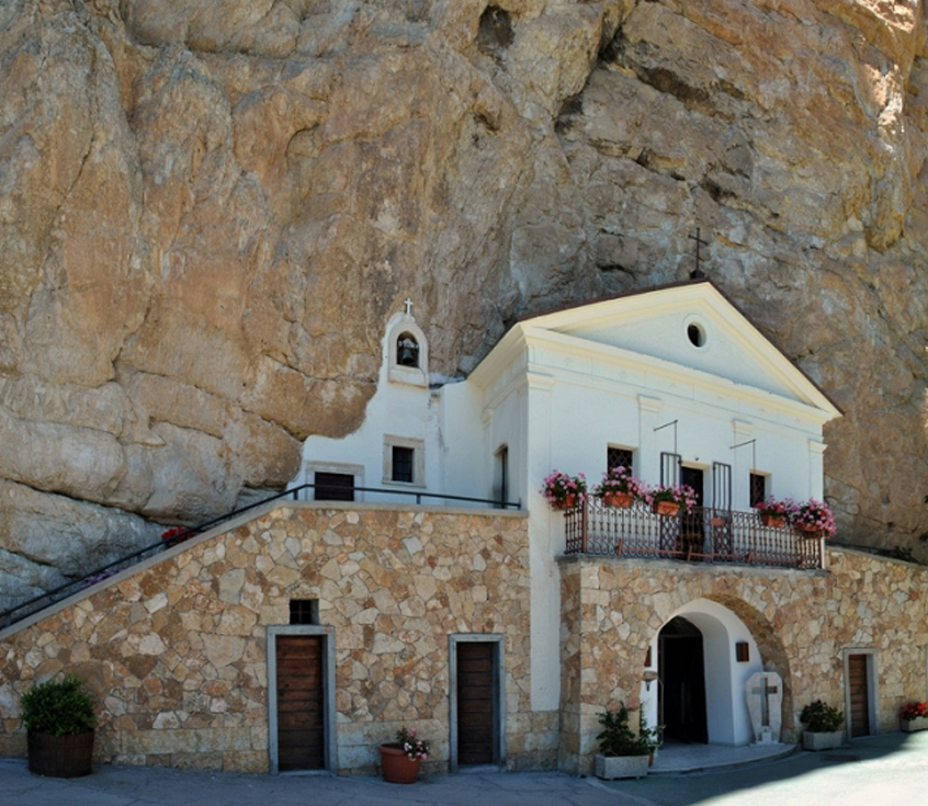 Vallepietra i Sanktuarium SS. Trinità - Vallepietra | Secret World Trip Planner