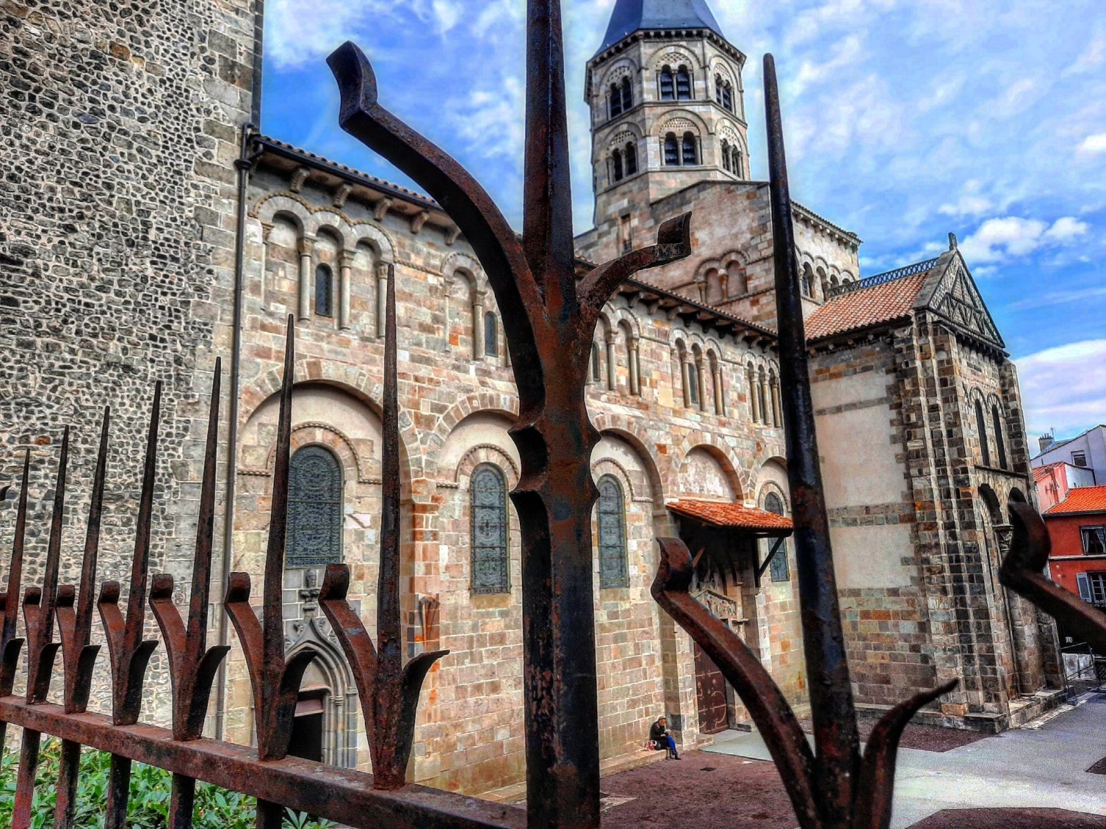 Basílica de Nuestra Señora del Puerto - Clermont-Ferrand | Secret World Trip Planner