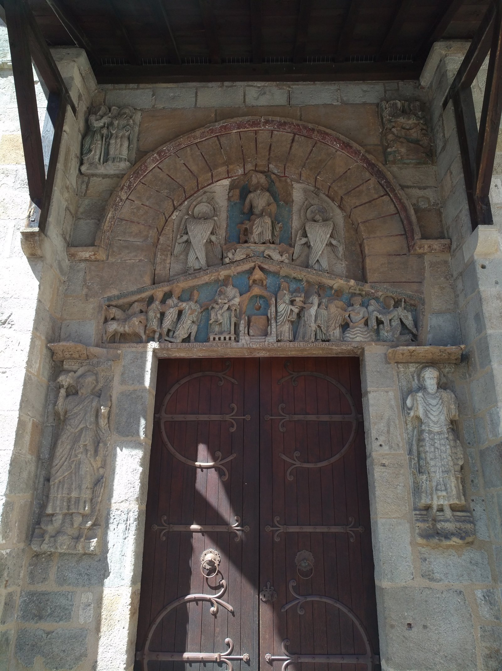 Basílica de Nuestra Señora del Puerto - Clermont-Ferrand | Secret World Trip Planner