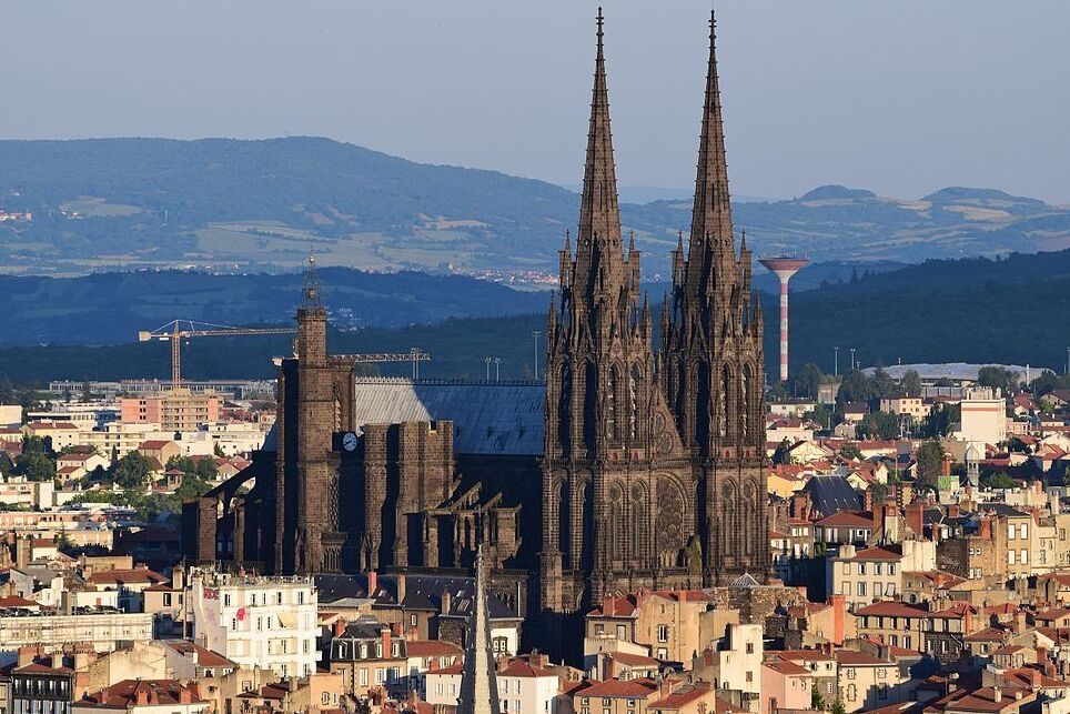 La obra maestra del gótico de la catedral Clermont-Ferrand — Clermont-Ferrand