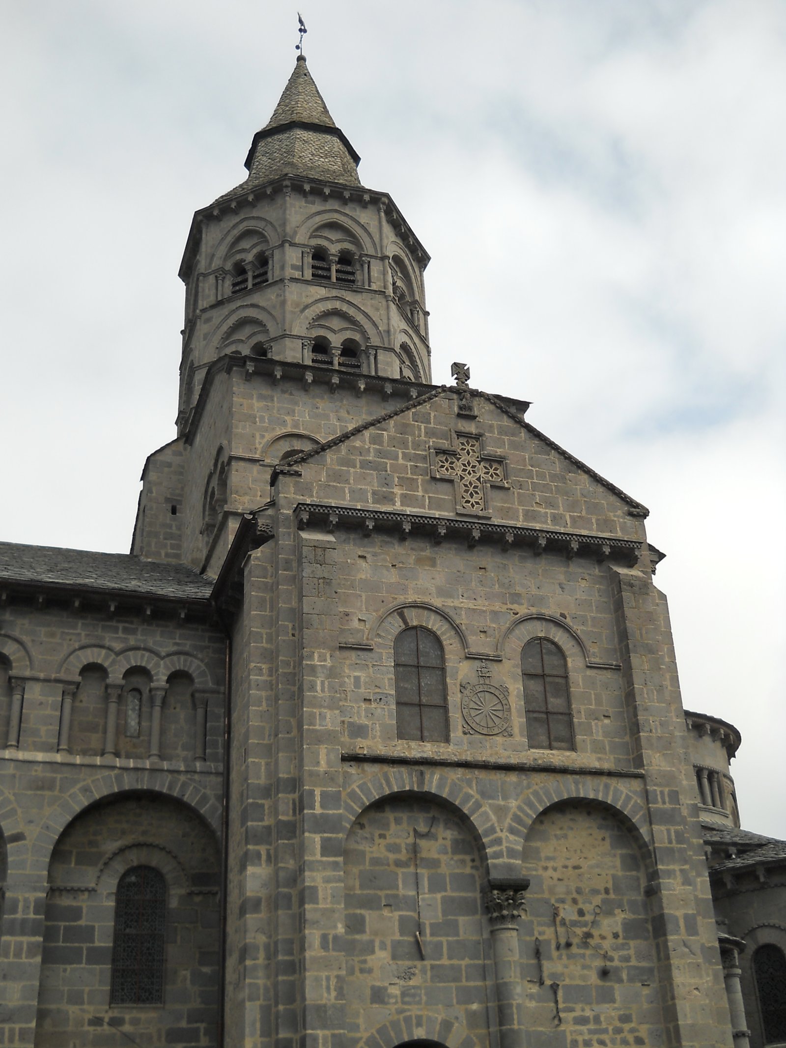 Orcival | Basílica de Notre-Dame - Orcival | Secret World Trip Planner