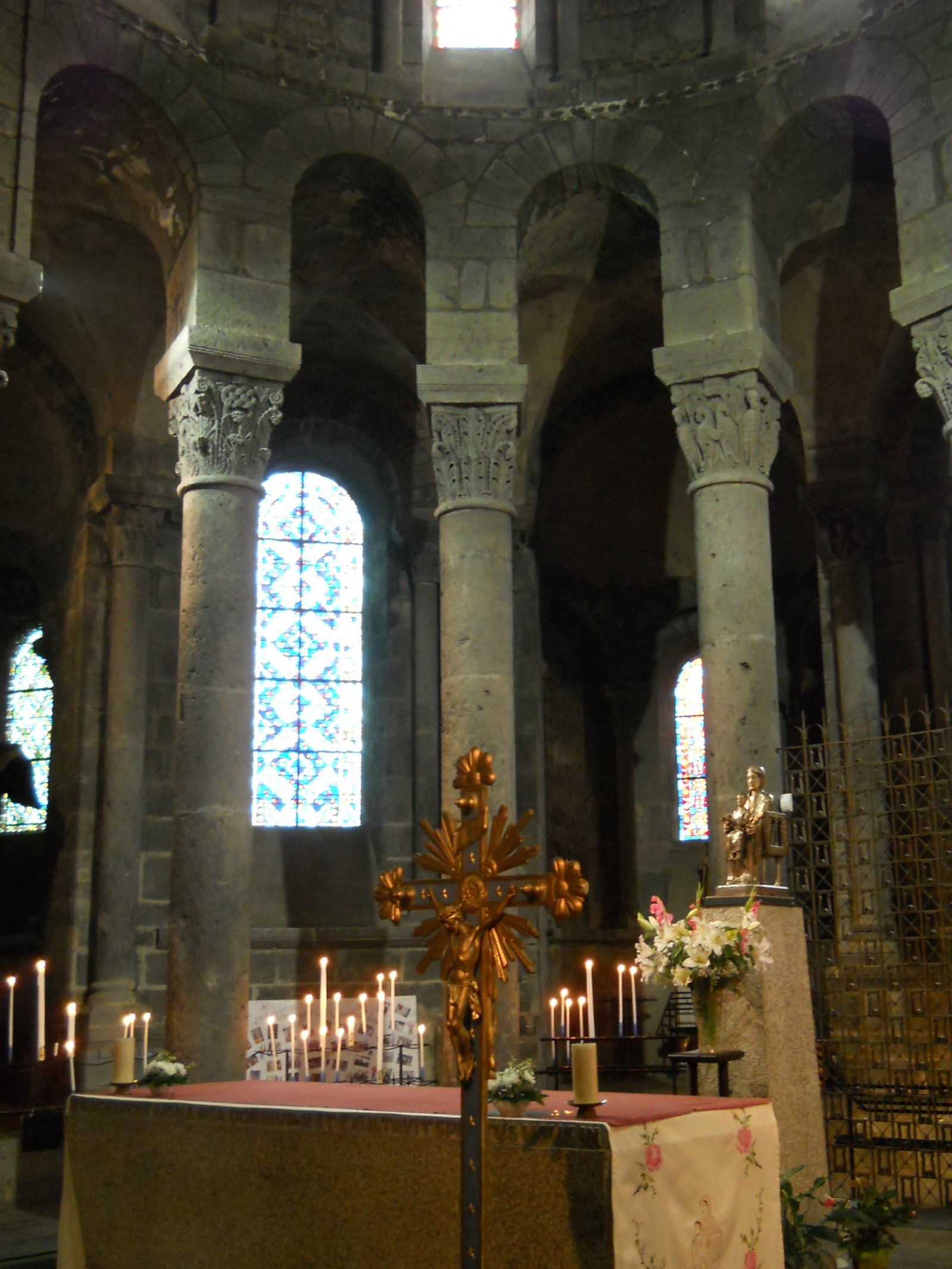 Orcival | Basílica de Notre-Dame - Orcival | Secret World Trip Planner