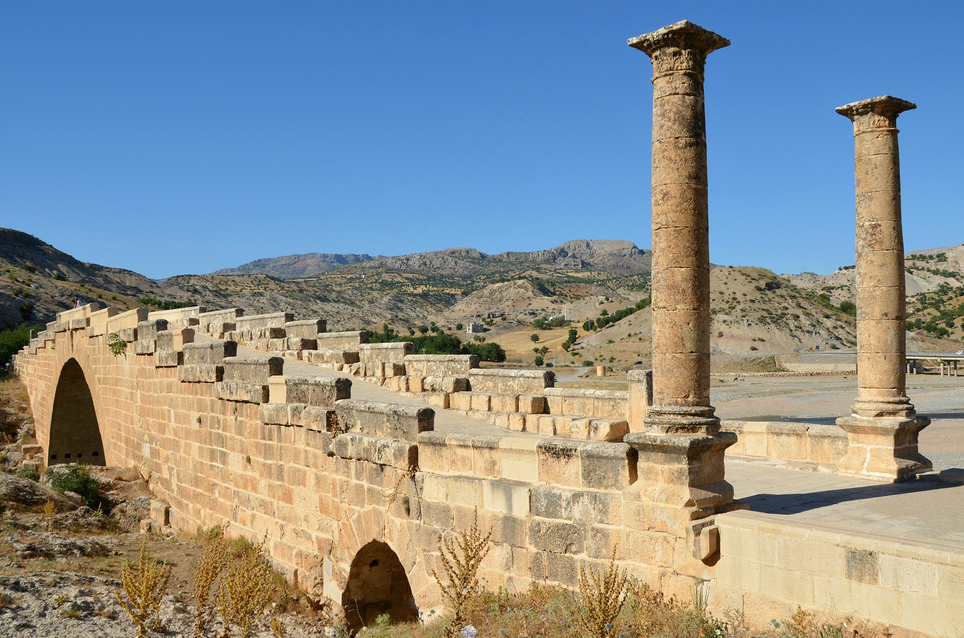 El puente de Cendere, también conocido como la Novia de Severan. — Kahta Sincik Yolu