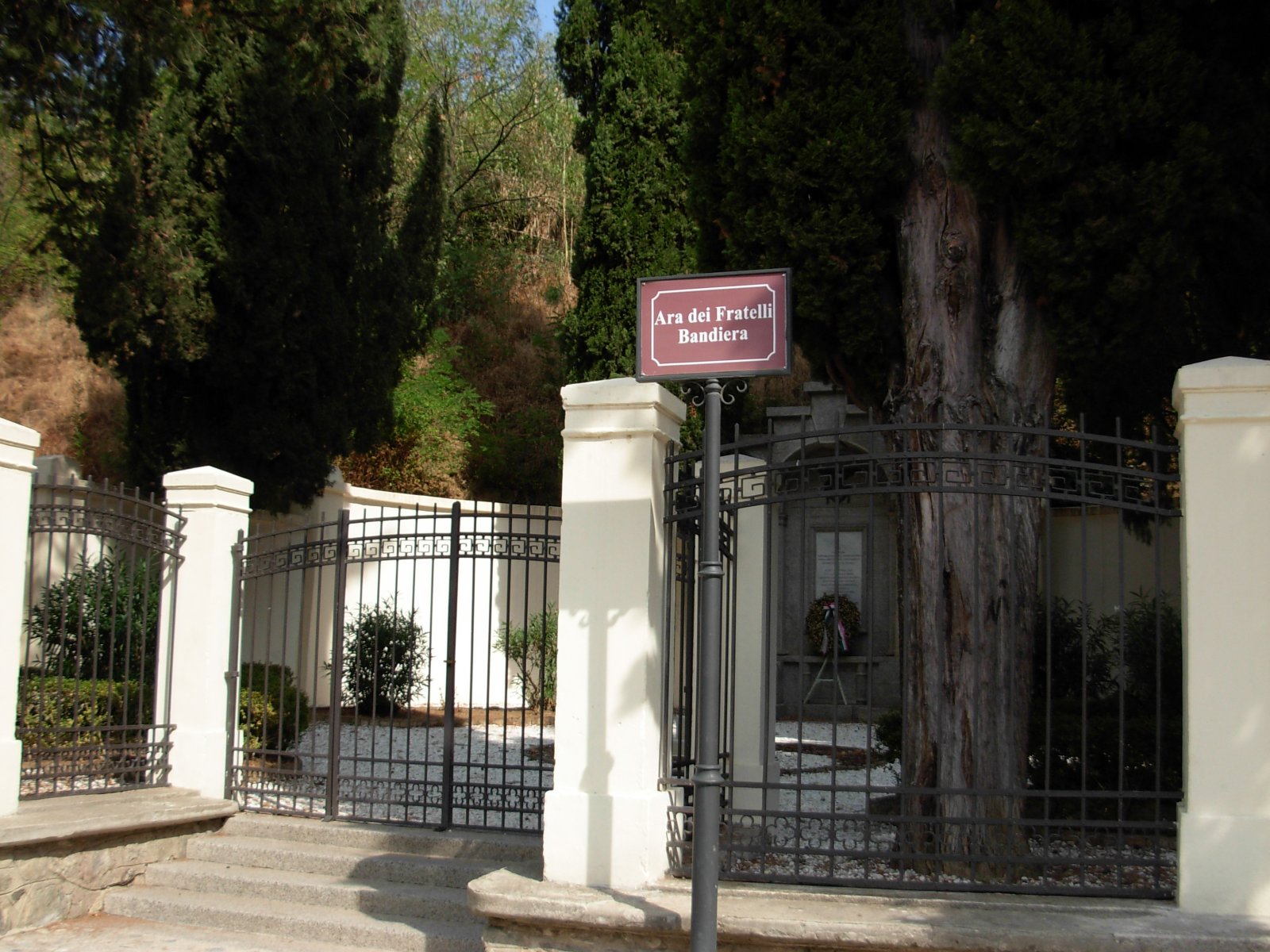 Monumento ai Fratelli Bandiera - Cosenza | Secret World Trip Planner
