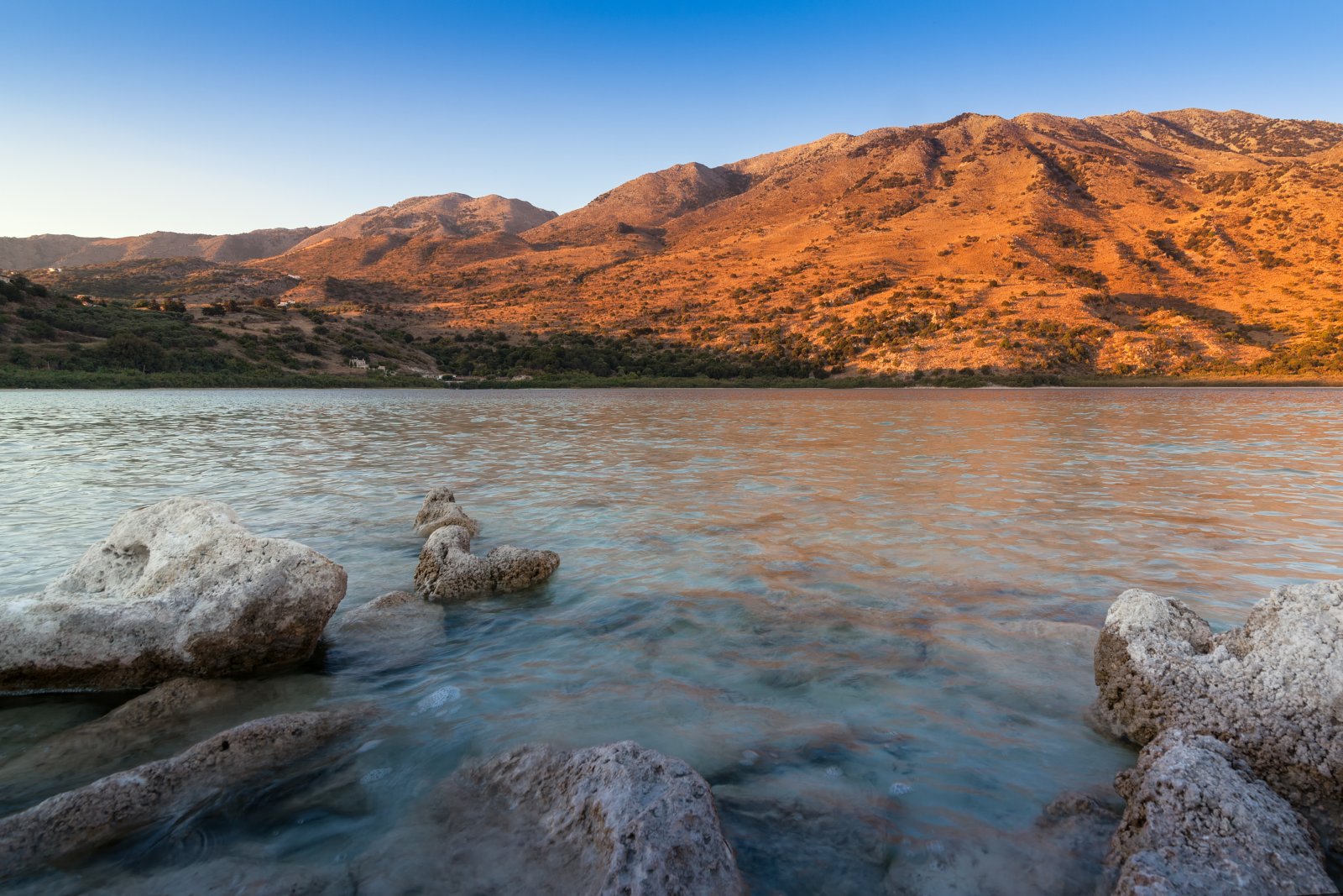 Le lac Kournas sur l'île de Crète - Курна | Secret World Trip Planner