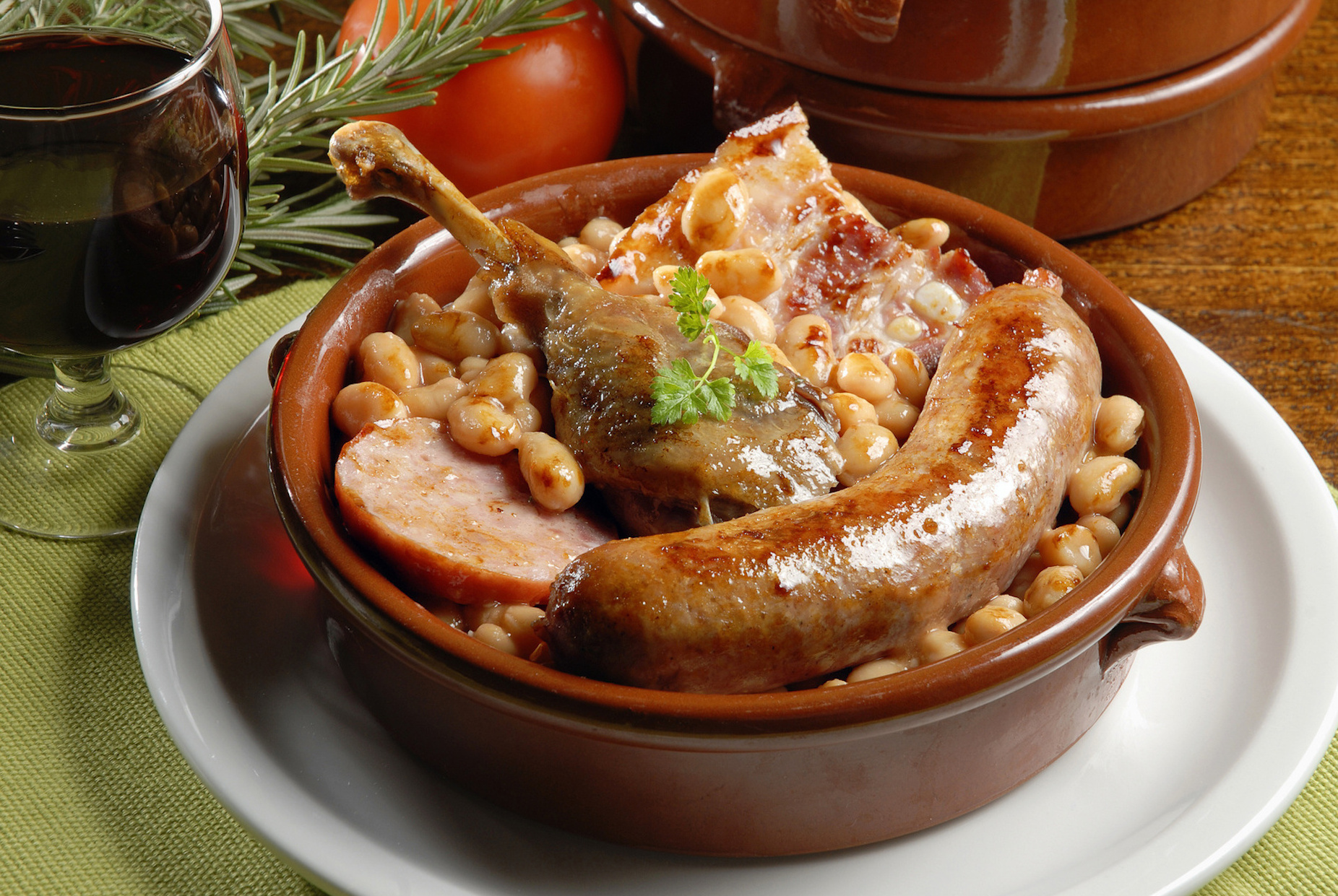 Cassoulet ist ein Komfortgericht aus weißen Bohnen mit Fleisch — Tolosa