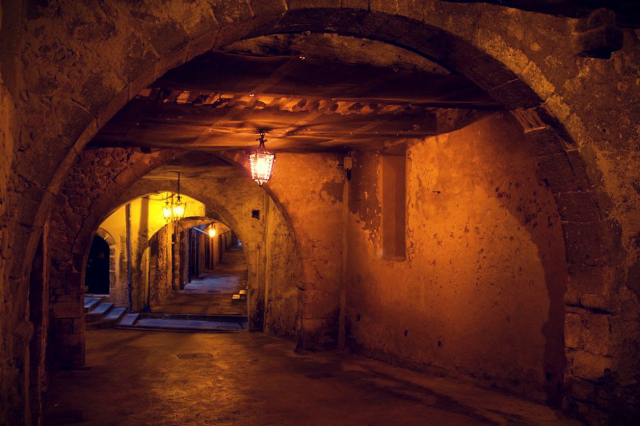 La rue obscure - Villefranche-sur-Mer | Secret World Trip Planner