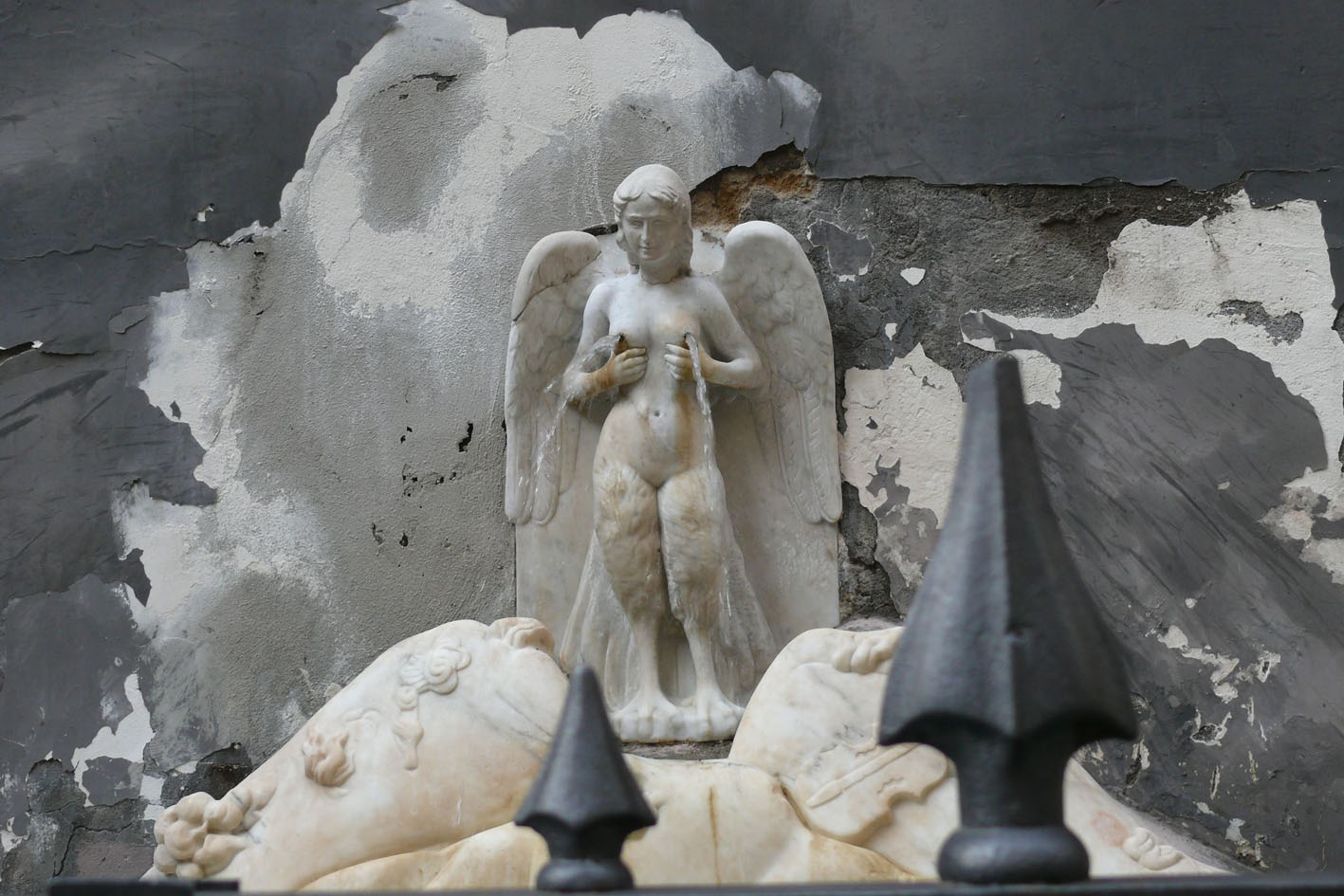 Fontein van de Spinacorona - Napoli | Secret World Trip Planner
