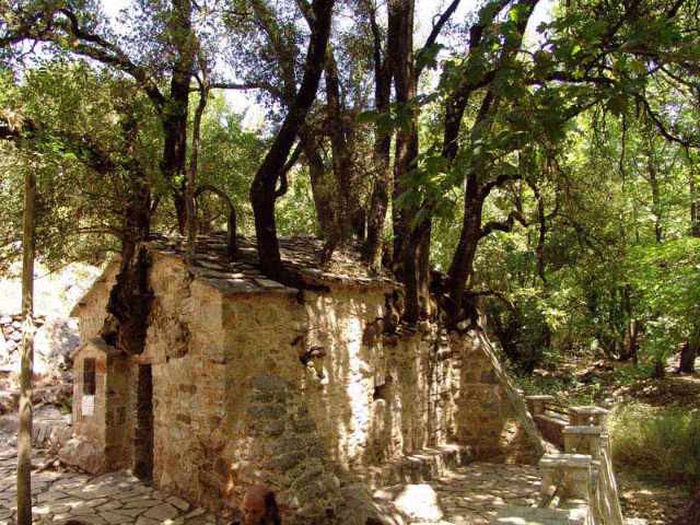 St. Theodora's Kapel: Een wonder van natuur en geloof - Epar.Od. Megalopolis - Vasta | Secret World Trip Planner