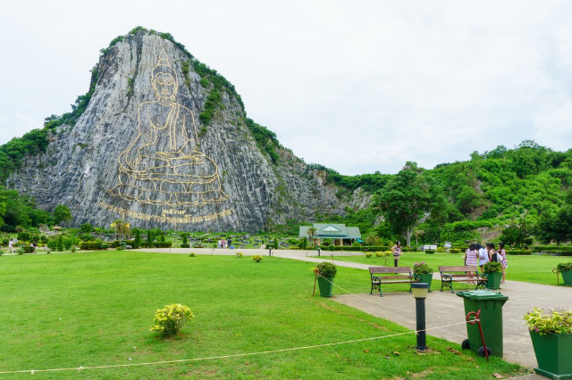 Khao Chi Chan (Montanha do Buda) - Tambon Na Chom Thian | Secret World Trip Planner