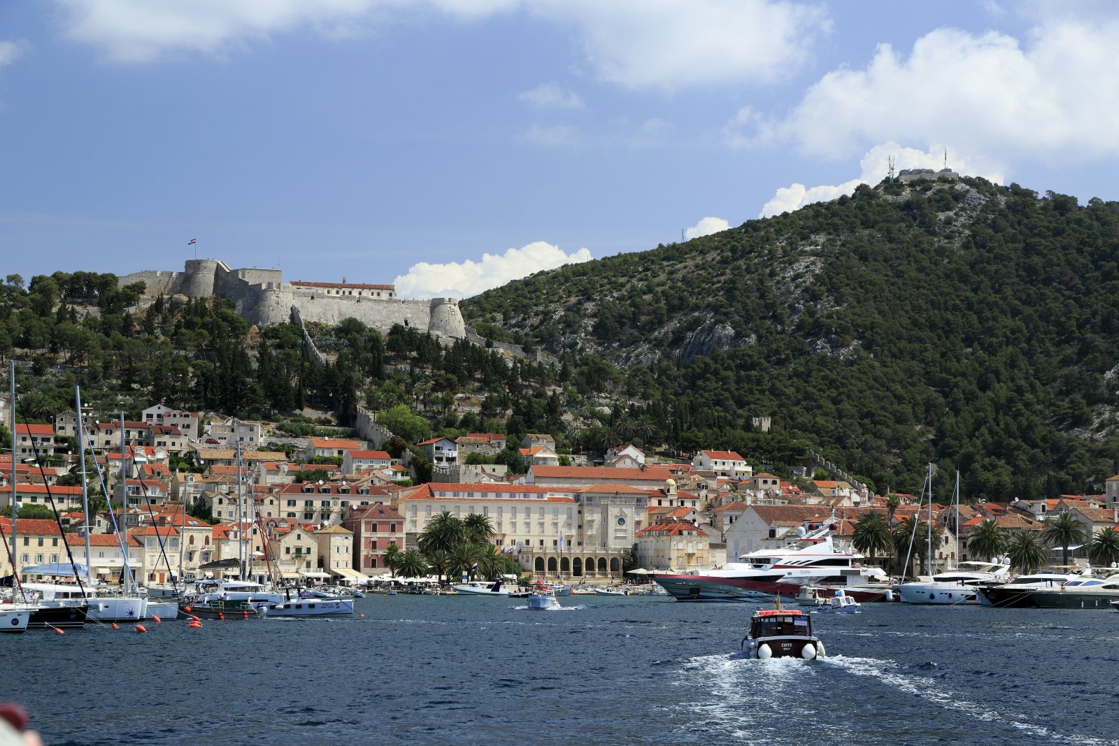 Wyspa Hvar: najsłynniejsze Wybrzeże Dalmacji  - Lesina | Secret World Trip Planner