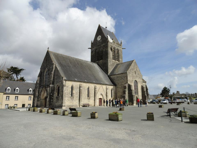 ジョン・スティール私設記念碑 - Sainte-Mère-Église | Secret World Trip Planner