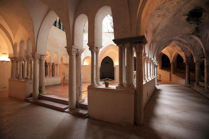 Opactwo Świętej Trójcy: perła - Corpo di Cava | Secret World Trip Planner