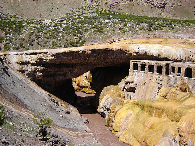 푸엔테 델 잉카는 아르헨티나의 자연의 불가사의 중 하나입니다 — Puente del Inca
