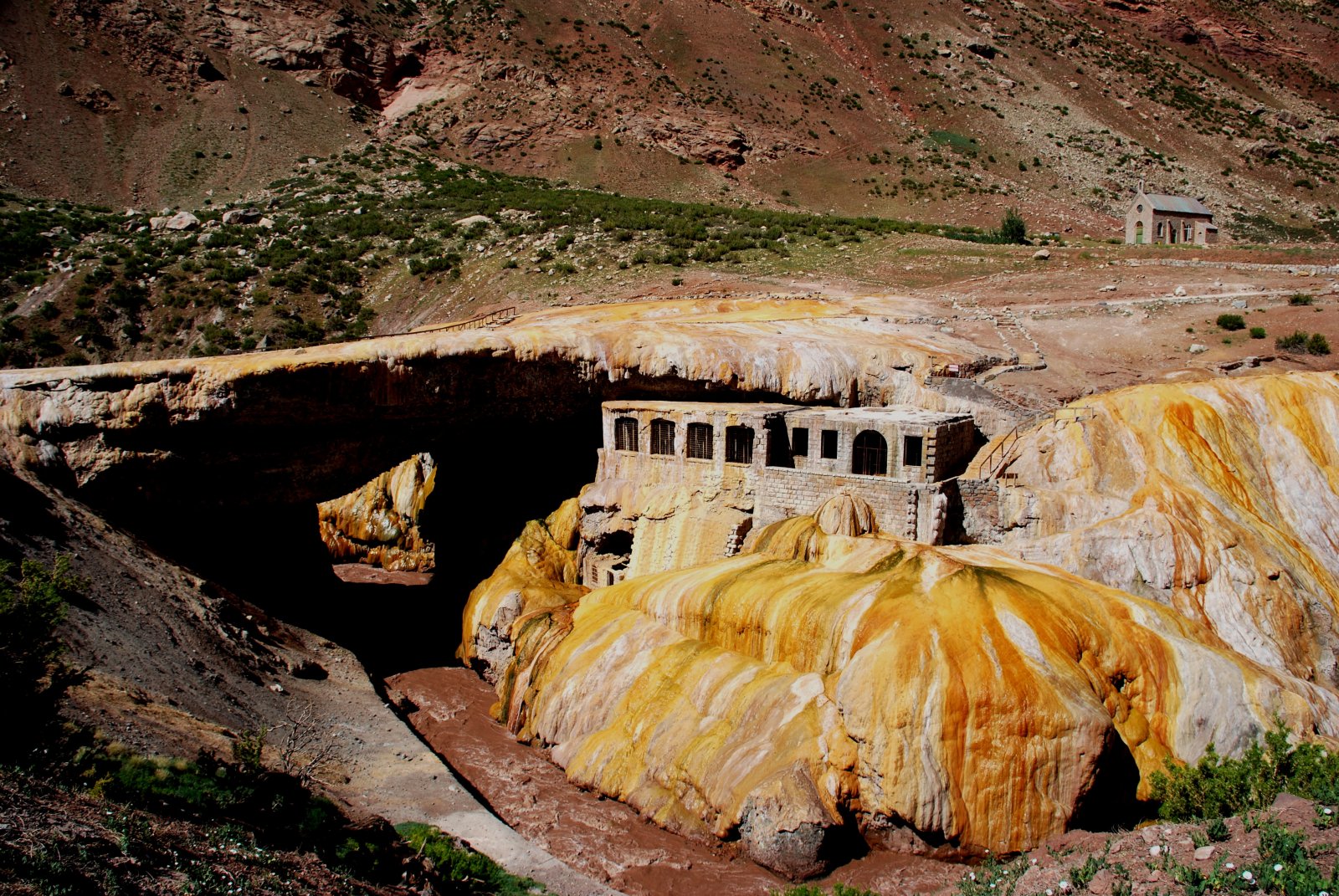 푸엔테 델 잉카는 아르헨티나의 자연의 불가사의 중 하나입니다 - Puente del Inca | Secret World Trip Planner