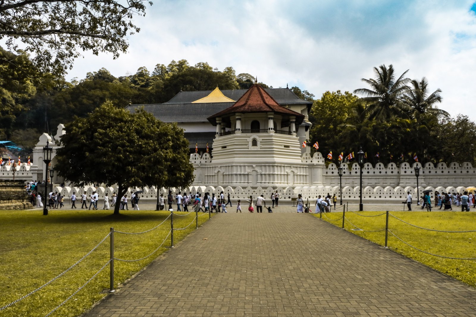 Sri Dalada Maligawa (Świątynia Świętego relikwii zęba ) - Kandy | Secret World Trip Planner