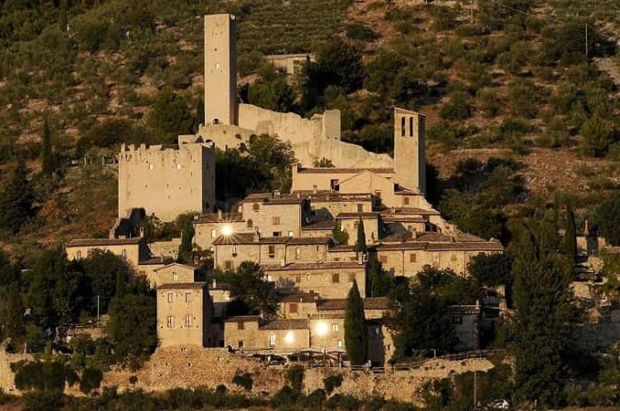 Zamek Pissignano  - Campello Sul Clitunno | Secret World Trip Planner