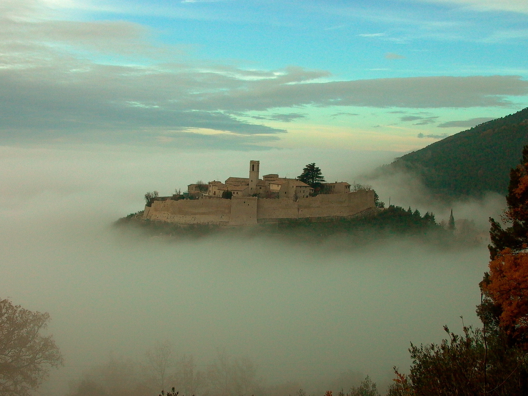 Dolina Spoleto: wspaniały zamek Campello  - Campello Alto | Secret World Trip Planner