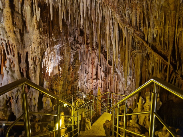 Cueva de Kastania - Emporikis Naftilias | Secret World Trip Planner