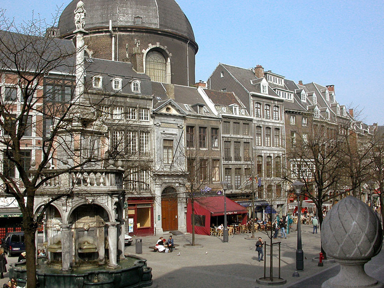 Le Perron : Un des plus célèbres monuments de Liège. — Liegi