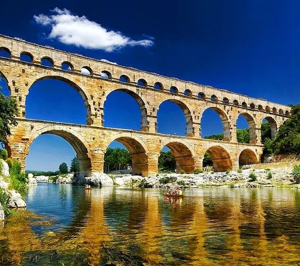 Le Pont du Gard est un ancien pont aqueduc romain — Vers-Pont-du-Gard
